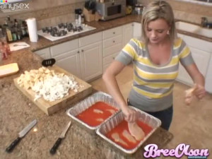 Adorable cutie Bree Olson looks just as sexy without makeup and she cooks