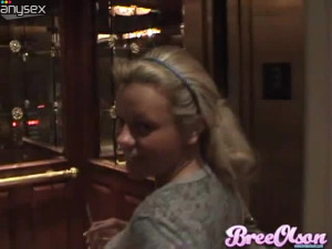 Eye catching blonde Bree Olson without makeup looks attractive