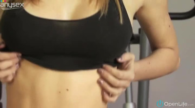 Slender leggy blondie masturbates her surely hungry cunt in the gym