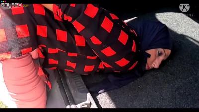 Submissive Muslim MILF Gets Fuck In The Car Trunk