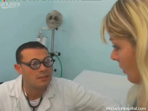 Cunning hoe Catalina talks her doctor into licking her wet pussy