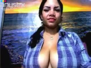 Busty Indian webcam black head unbuttons her blouse to flash boobs