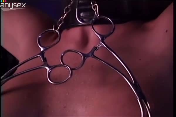 Dominant latex brunette bitch pins fixed submissive gal's nipples Free Porn Videos | ePornAny.