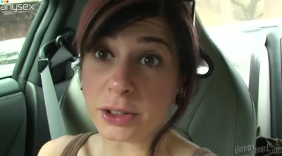 Sexy emo girlfriend shows of her nice tits in the car