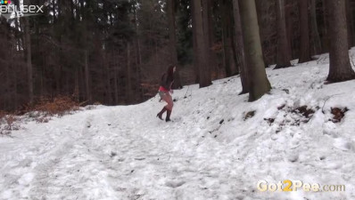 Flexible brunette bitch loves pissing on tree in woods