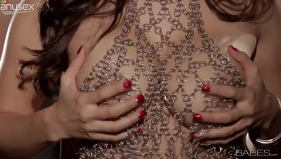 Zealous Sunny Leone would love to pose erotically and show off her boobies