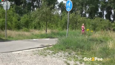 Slutty blond girlie in roller-skates pisses on the roadside