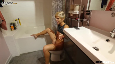 It's so fucking weird to watch stepsister jilling off her pussy in the bathroom