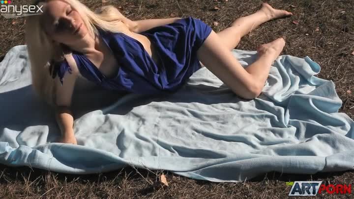 Pretty blond haired bitch presents steamy solo outdoors Free Porn Videos | ePornAny.