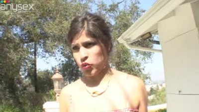 Whorable chick Laurie Vargas gives nice handjob and blowjob