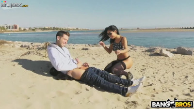 Unforgettable sex on the beach with curvaceous Latina Canela Skin