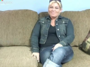 Chunky MILF Cassandra Moore rubs her wet slit masturbating on a couch