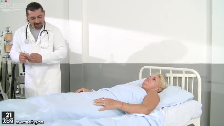 Horny doctor gets a blowjob provided by old and wrinkled blond bitch Free Porn Videos | ePornAny.