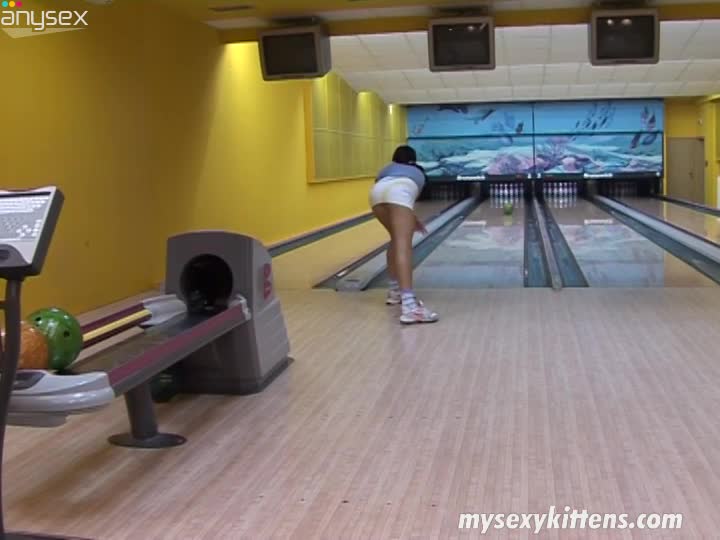 Sporty black head Wendy switches from bowling to playing with a sex toy Free Porn Videos | ePornAny.