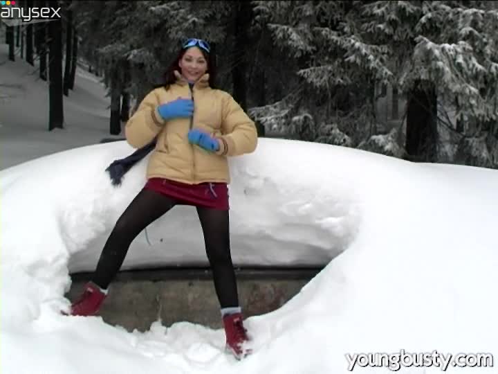 Cuddly girl Vivian A masturbates outdoor in winter Free Porn Videos | ePornAny.