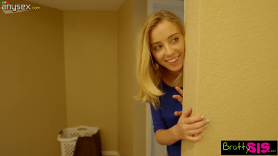 19 yo teen Haley Reed is spying on her stepbrother in the shower