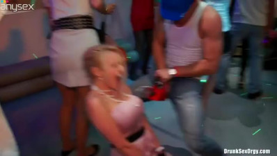 Sextractive MILFs are dancing dirty in the club