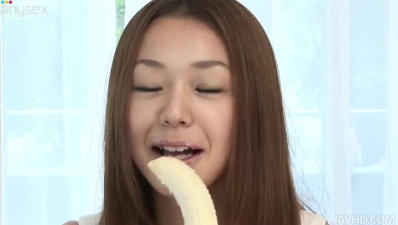 Asian hottie Serina Hayakawa gives a hot blowjob to her lover