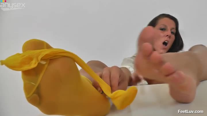 Skilled brunette  performs her tootsies in action Free Porn Videos | ePornAny.