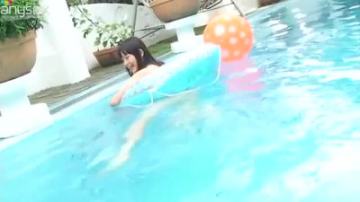 Seductive chick Junsui Shoujo is like a sexy mermaid in the pool