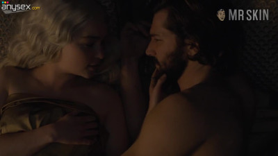 Erotic bed scene featuring Emilia Clarke aka Daenerys Targaryen