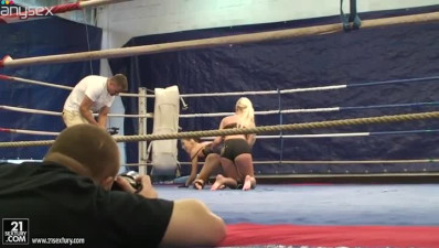 Careless biches Blond Cat and Aspen wrestle on the ring