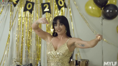 Celebrating the new year with fucking hot milf Leila Larocco