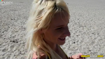 Tight blonde strumpet brags with her body on the beach