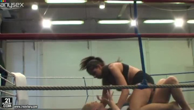 Nude wrestlers Lisa Sparkle & Linda Ray gonna have a fight