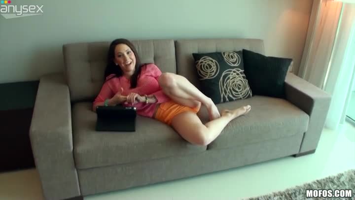 Dick addicted brunette Ashton Pierce gives a solid blowjob for sperm Free Porn Videos | ePornAny.