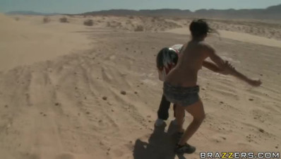 Pretty car racer Presley Maddox stops and blows cock in the desert