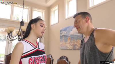 Sex-starved cheerleader Scarlett Bloom offers herself to elder man