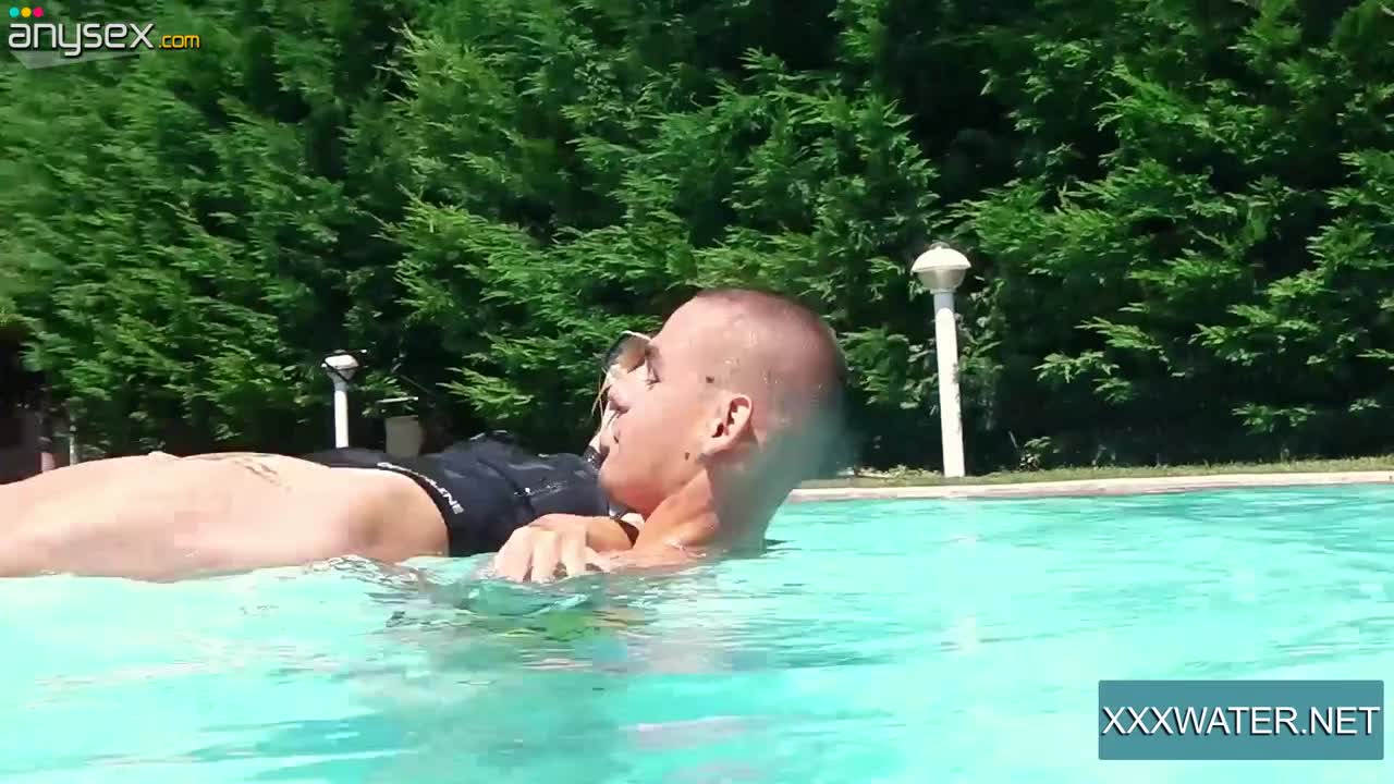 Skilled sucking head Marcie gives a good blowjob under the water Free Porn Videos | ePornAny.