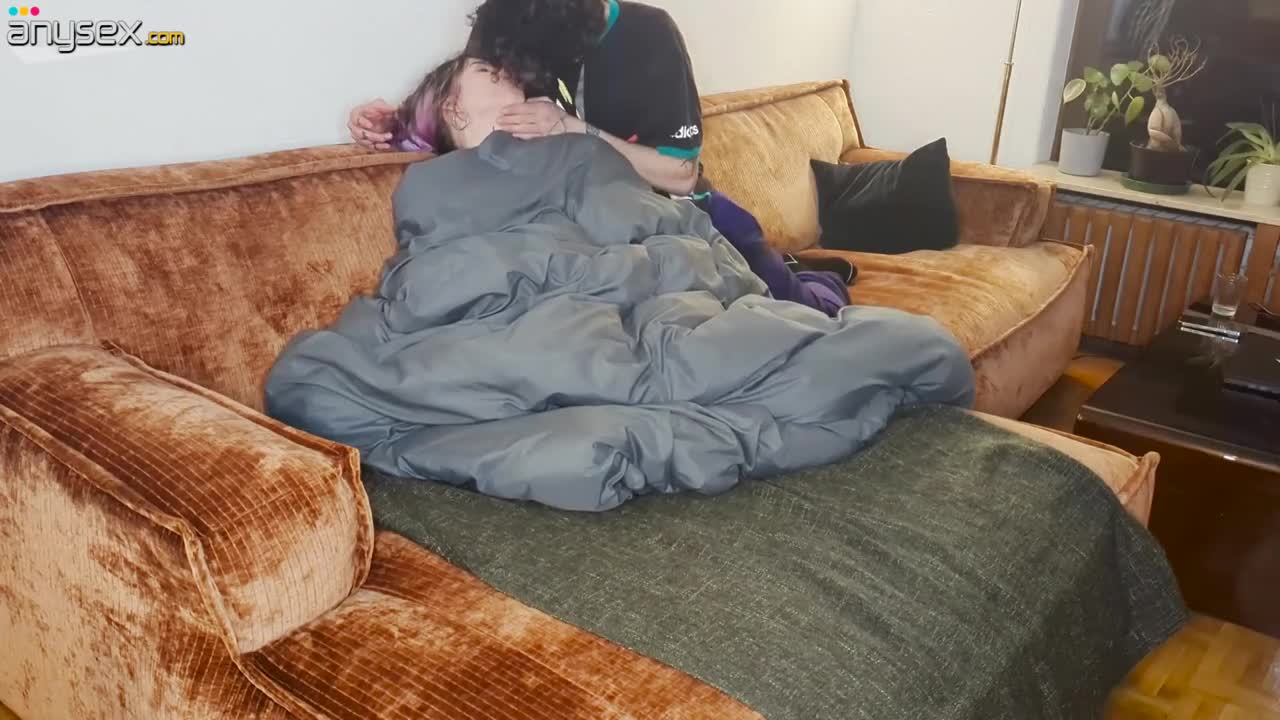 Purple hair babe fucking with her boyfriend on the sofa and cum with him Free Porn Videos | ePornAny.