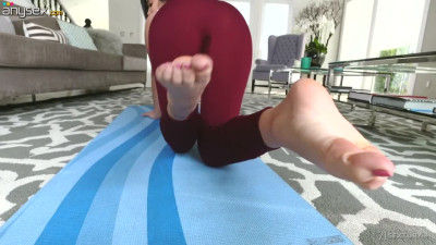 Kinky dude enjoys sucking toes of sex-appeal stepsister doing yoga exercises