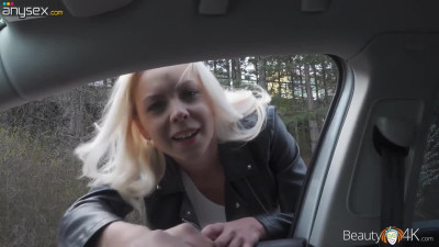 Nice blond hitchhiker Julia Parker gives a blowjob in the car to one kinky stranger