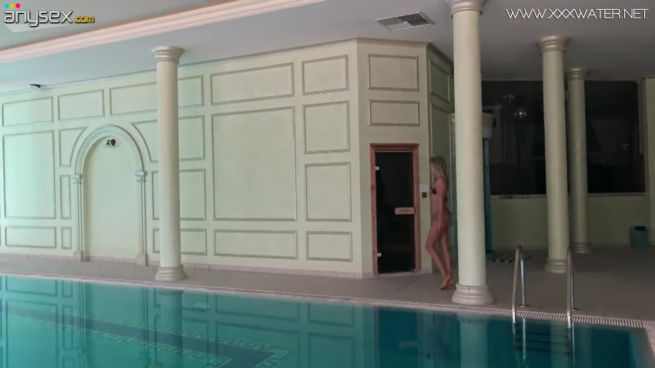 Sexy girl Mary Kalisy shows underwater striptease and masturbates pussy Free Porn Videos | ePornAny.