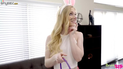 Seductive stepsister in funny bunny outfit Emma Starletto gives a good blowjob