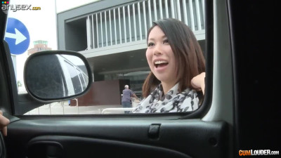 Juggy Asian hoe Tigerr Benson flashes her big boobs and gets fucked in the back seat