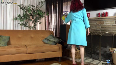 Red haired housewife Zinnia Blue is toying her insatiable wet twat