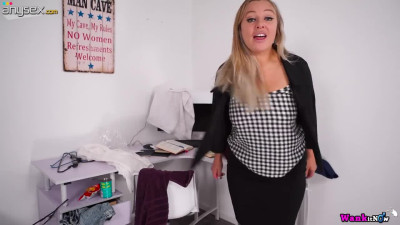 Blond BBW Beth shows off her plump ass and super juicy natural tits