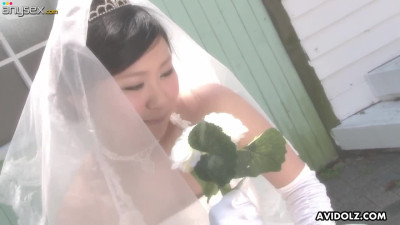 Asian bride Emi Koizumi gives a good blowjob after wedding