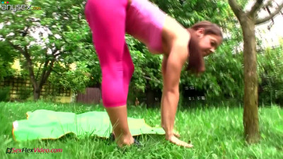 Flexible girlfriend Ivana is making love with her BF in the garden