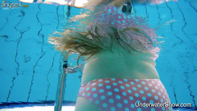 Underwater striptease by sex-appeal hottie Simonna