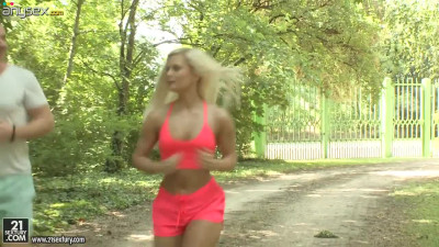 Blue eyed Hungarian blonde Candee Licious gets laid right in the park