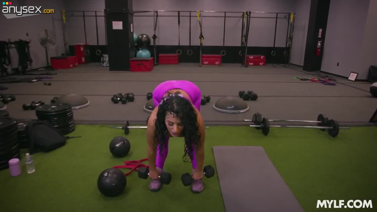 Gym trainers fucks the MILF Brianna Bourboun through torn leggings. Free Porn Videos | ePornAny.