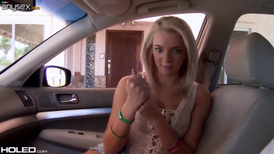 Spoiled babe Tiffany Watson gives her head in the car