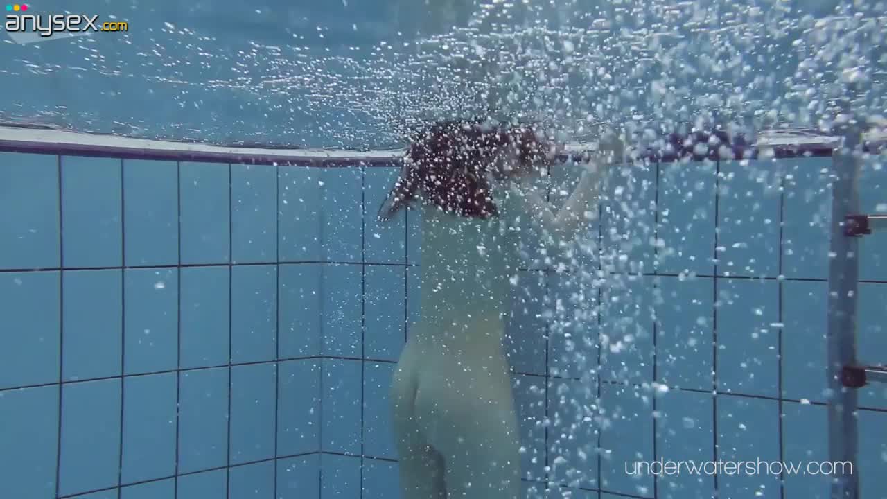 Sexy swimming chick Roxalana Cheh strips under the water Free Porn Videos | ePornAny.