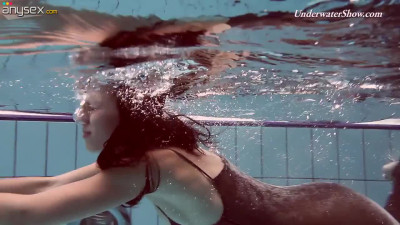 Pretty swimming babe Liza Rachinska shows striptease under the water