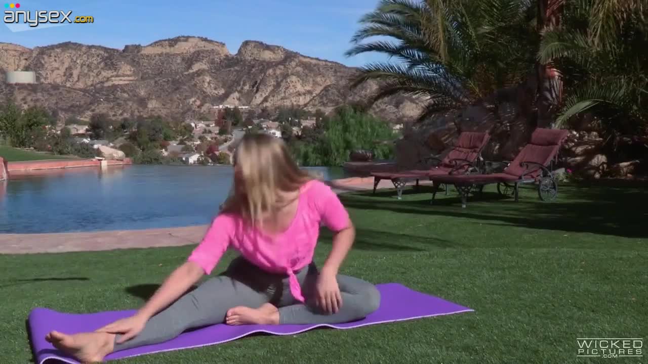 Delicious babe in ripped yoga pants AJ Applegate is fucked on the lawn Free Porn Videos | ePornAny.